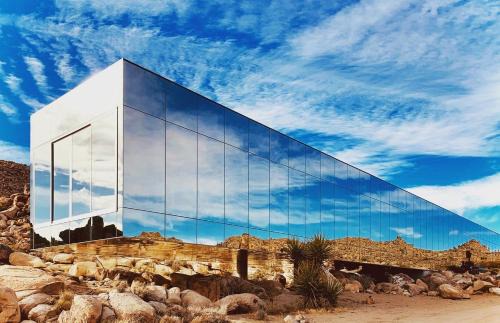 Monument Manor House | Invisible House Joshua Tree Modern Masterpiece