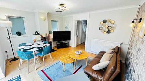 Ascot House | Inviting 2 Bed Guest House steps away from Ascot Racecourse 3 mins drive, 5 mins to Legoland, 12 mins to Windsor Castle Perfect for families & racegoers alike