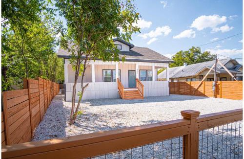 Highland Park House | Inviting 4BR2BA Near Downtown Riverwalk