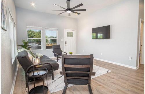 Highland Park House | Inviting 4BR2BA Near Downtown Riverwalk