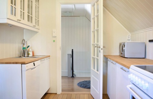 Kvam Apartment | Inviting apartment with its own boat and fantastic location on the Hardangerfjord.