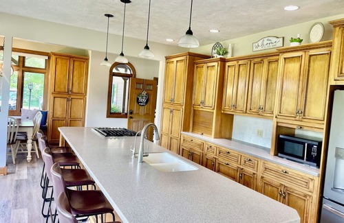 Linn Grove House | Inviting family retreat with a seasonal saltwater pool, gymnasium and privacy