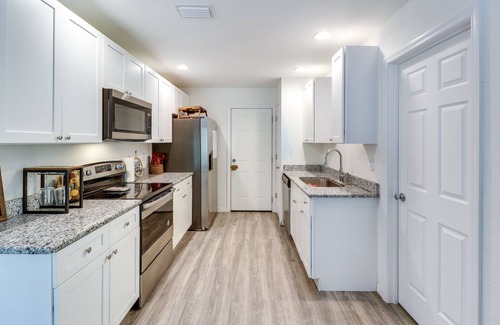 Ocklawaha House | Inviting Ocklawaha Home w/Porch: Ideal Location!