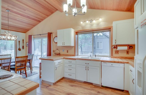 Deer Park House | Inviting Sunriver home with WiFi, washer/dryer - SHARC access