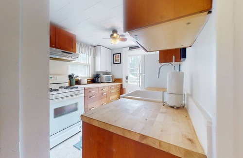 Manchester-by-the-Sea House | Inviting oceanfront cottage with fireplace, beach access, kayaks, & W/D