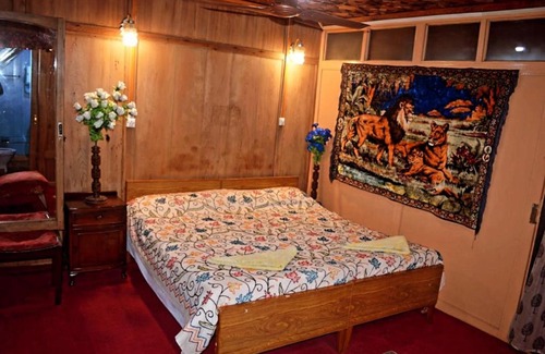 Dal Lake Boat Rental | Iram Houseboats