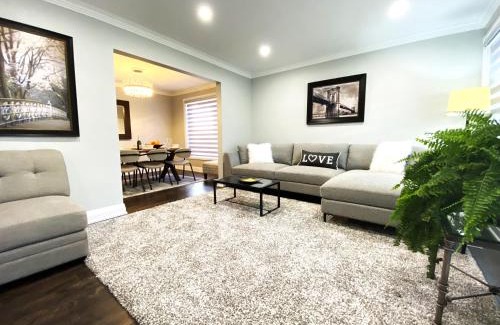 Etobicoke House | iResidence in Toronto - Fantastic Vacation Home with Breakfast