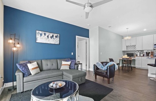 Westfield Condo | IRIE Living-Comfy Suite Grand Park+King Bed+Pool