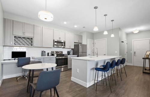 Westfield Condo | IRIE Living-Divine Suite Grand Park+King Bed+Pool