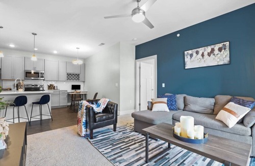 Westfield Apartment | IRIE Living-Homey Suite Grand Park+King Bed +Pool