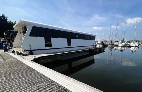Whippingham Boat Rental | Island Harbour Houseboat