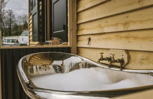 Saltford Apartment | Island Hut - Outdoor bath tub, firepit and water equipment