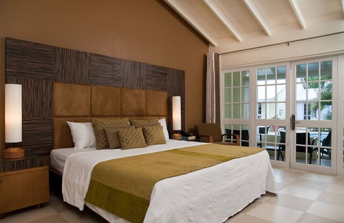 Garrison Historic Area Hotel | Island Inn All Inclusive Hotel