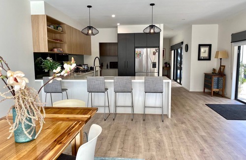Yarrawonga House | Island Lakeside Retreat central to town