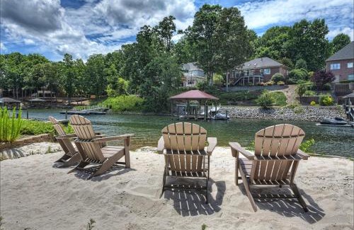 Lake Norman of Catawba House | Island Point by AvantStay Sleeps 18 Dock