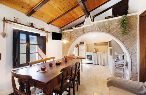 Castelvecchio di Rocca Barbena Apartment | Apartment 'La Dimora Del Tempo Perduto' with Mountain View, Shared Terrace and Wi-Fi