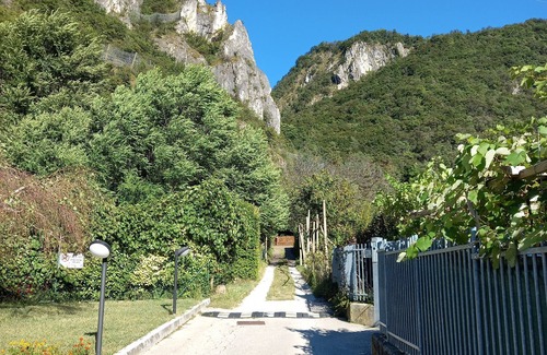 Martignano Apartment | Romantic green-blue residence