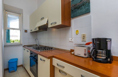 Castiglioncello Apartment | Cosy apartment for 4 people with patio and parking