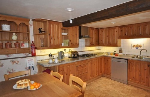 West Lulworth Cottage | IVY COTTAGE, pet friendly, with open fire in West Lulworth