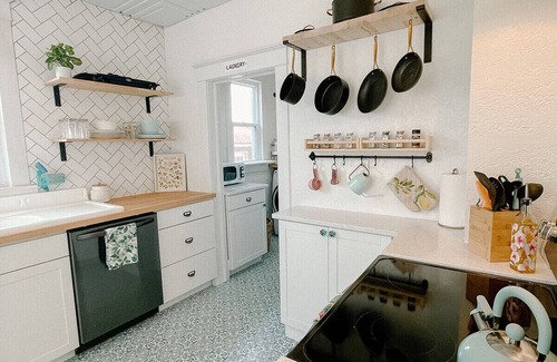 Joplin House | Ivy Jungalow | Bright, Clean, & near Downtown