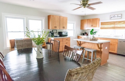 Stonehouse House | Ivy's Cottage w/Outdoor Movies Williamsburg Stay
