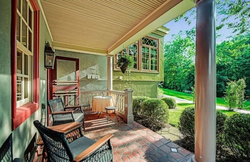 Elizabethtown House | J. Bonaparte Suite at Moonstone Manor
