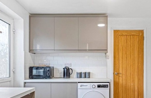 Wolverhampton Apartment | J.R.R STAYS - WV12 3-bedroom, and Wi-Fi