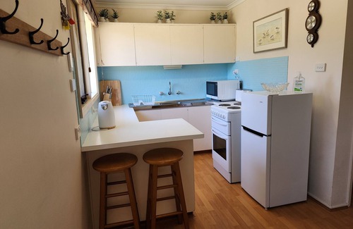 Ocean Grove Villa | Jac's Pad - King Size Bed - 450m to beach