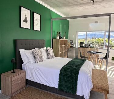 Grassy Park Cabin | Jacana Lodge Zeekoevlei