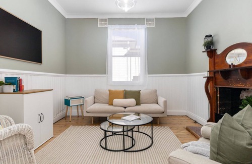 Cessnock House | Jacaranda Cottage - Tranquil Country Retreat in the Hunter Valley