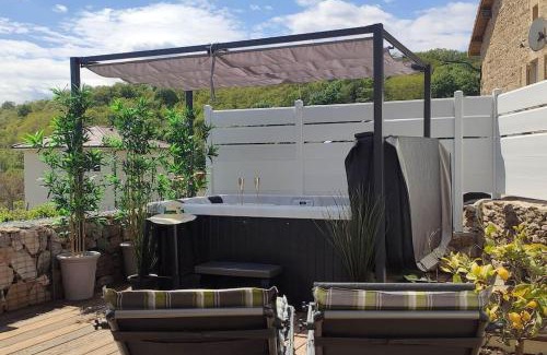 Panossas House | Jacuzzi au Lemon Tree et charme des pierres dorées