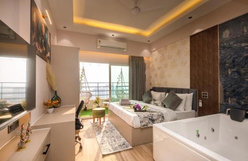 Greater Noida Apartment | Jacuzzi & Big Screen By Buddies Home