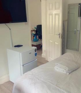 Doncaster House | Jacuzzi City Guesthouse, about a 7 min walk to Racecourse and 10 mins to the City