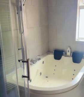 Doncaster House | Jacuzzi City Guesthouse, about a 7 min walk to Racecourse and 10 mins to the City