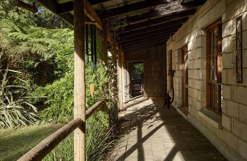 Mount Dandenong House | Jacuzzi lodge: Private rainforest with river