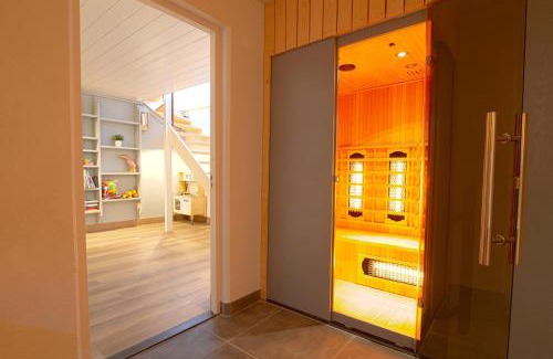 Tzummarum Villa | Jacuzzi & Sauna Villa