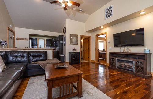 Dubuque House | JACUZZI SUITE 2 Queen Beds Private and Romantic!
