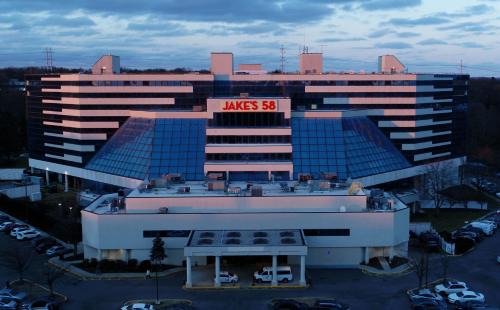 Islandia Hotel | Jake's 58 Casino Hotel - Adults Only