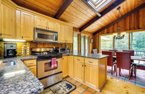 Jamaica Cottage | Jamaica Vacation Home w/Deck: 8 Mi to Skiing!