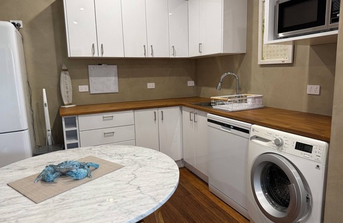 Urangan Apartment | JamberrybytheBay – Stylish 2BR Stay Just 1 Minute to the Beach