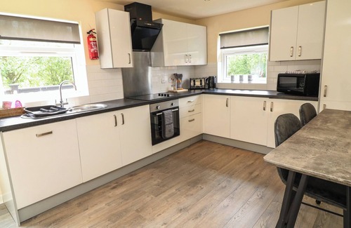 Brigg Cottage | JAMES VILLE MARINA LODGE 13, pet friendly, with hot tub in Brigg