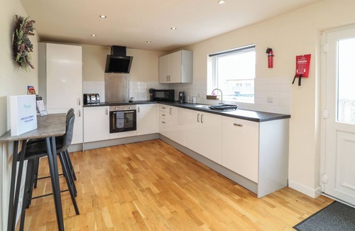 Brigg Cottage | JAMES VILLE MARINA LODGE 14, pet friendly, with hot tub in Brigg