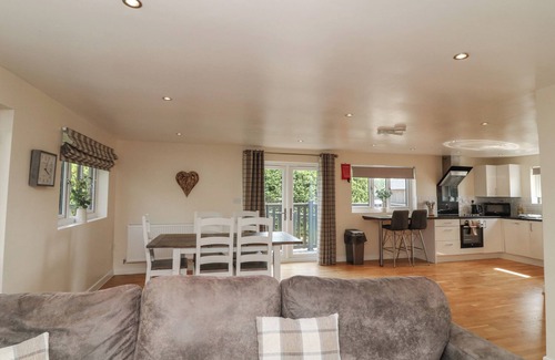 Brigg Cottage | JAMES VILLE MARINA LODGE 10, pet friendly, with hot tub in Brigg