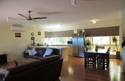 Guilderton House | Jane's Beach House - Bed linen supplied - Pet Friendly - No cleaning fees