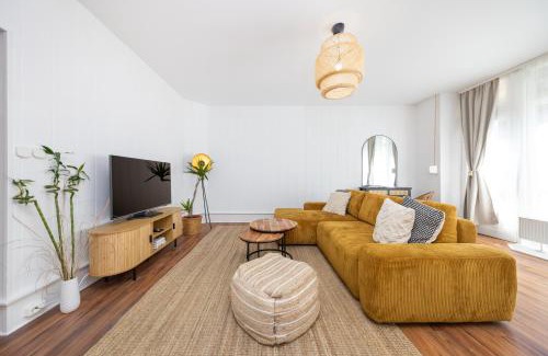 Pankow Apartment | Japandi Apartment with Washer, Kitchen & Netflix near Schönhauser Allee