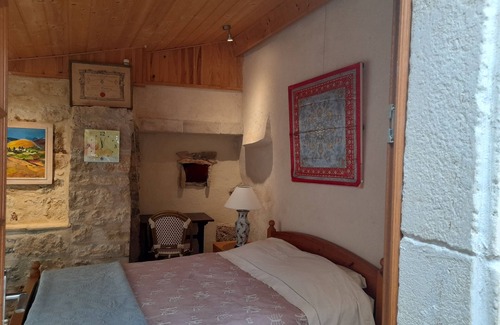 Carennac Bed & Breakfast | Jardin - SPA - Cour du Prieure - sur 50 m2 - Chambre et Attenant le Patio +spa