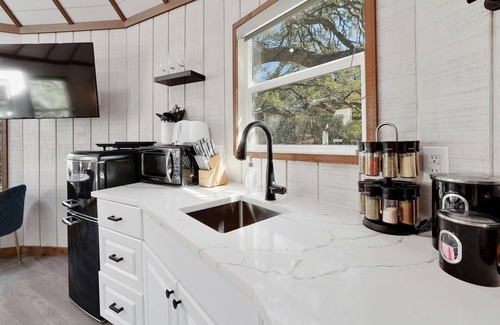 Dripping Springs Cabin | Jaw-Dropping Yurt! King Bed and Spa!