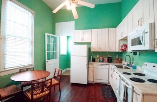 Treme House | Jazzy vibrant getaway Hot Tub Cabana