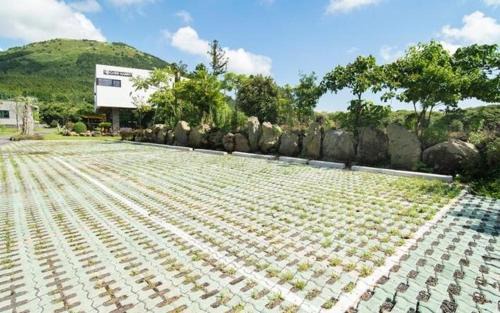 Sehwa-ri House | Jeju Camp Harris Spa Pension