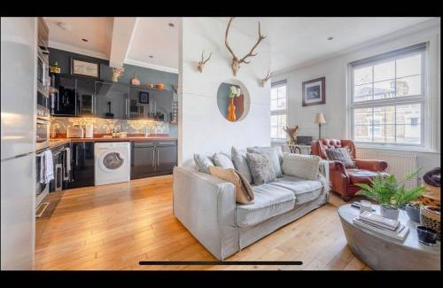 Hackney Downs Apartment | Jenner 2 Bedroom and 1-Bathroom Apartment